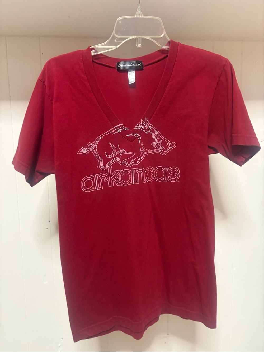 Women’s S University of Arkansas Razorbacks Graphic V-Neck Tee Red